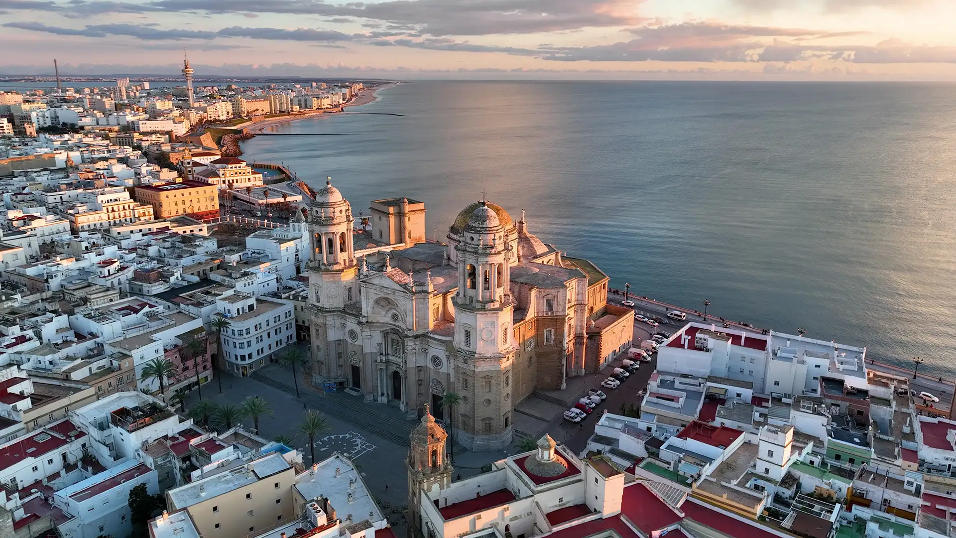 Kathedrale in Cádiz bei Sonnenuntergang Luftaufnahme der alten Kathedrale in Cádiz bei Sonnenuntergang, Andalusien, Spanien