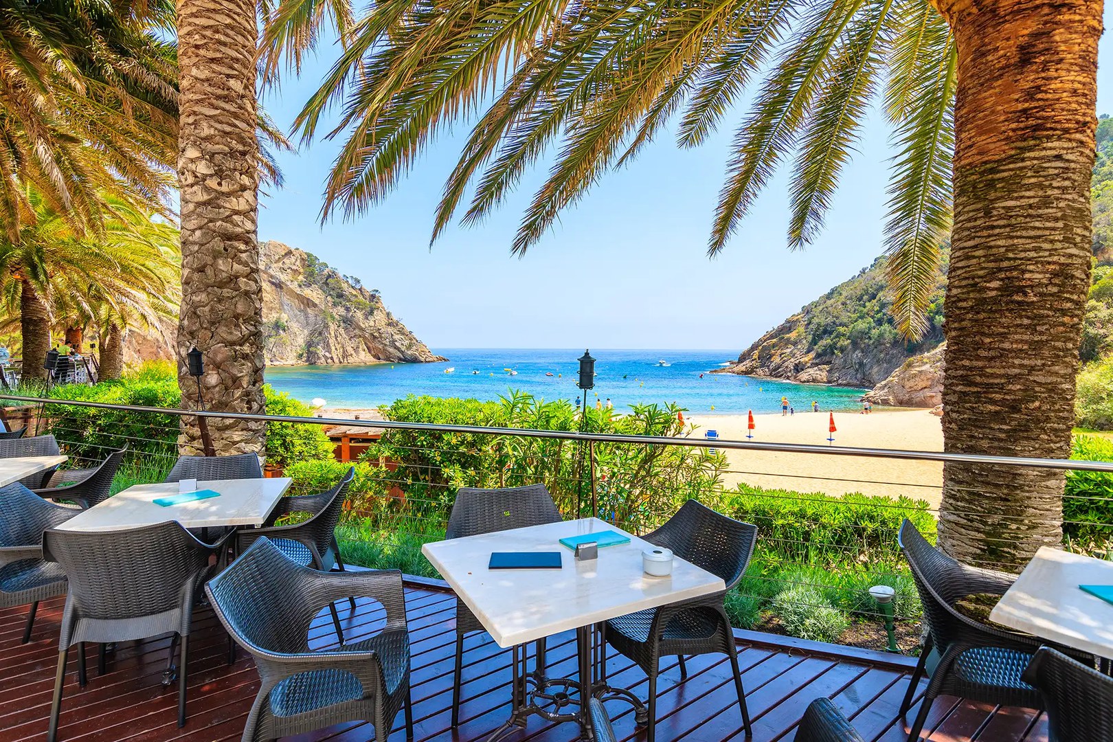 Restauranttische in Cala Giverola, dem schönsten Strand an der Costa Brava, Spanien