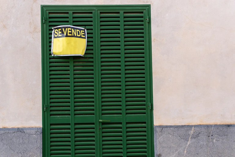 se-venede.webp Se Venede - Grüne Klappläden mit einem gelben Schild Se Venede, zu verkaufen.